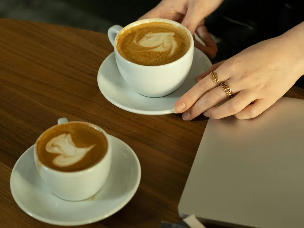Deux cappuccinos sur table bois