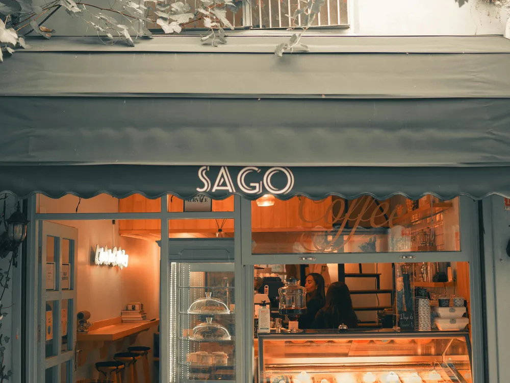 Façade SAGO — devanture bleue