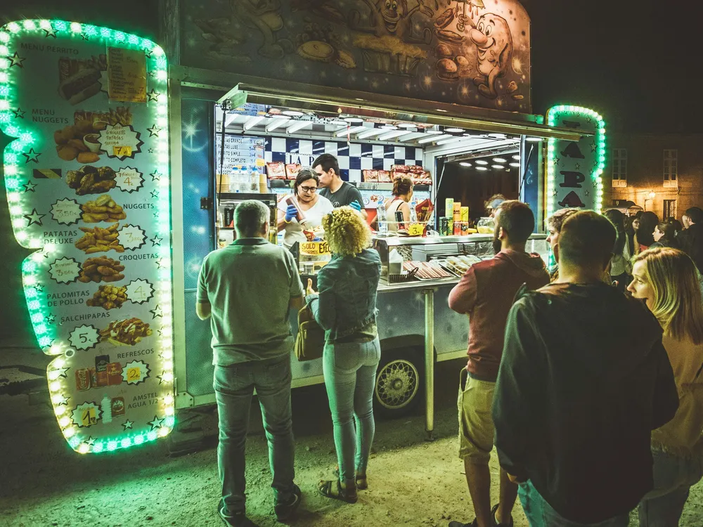 Le truck en soirée — néons