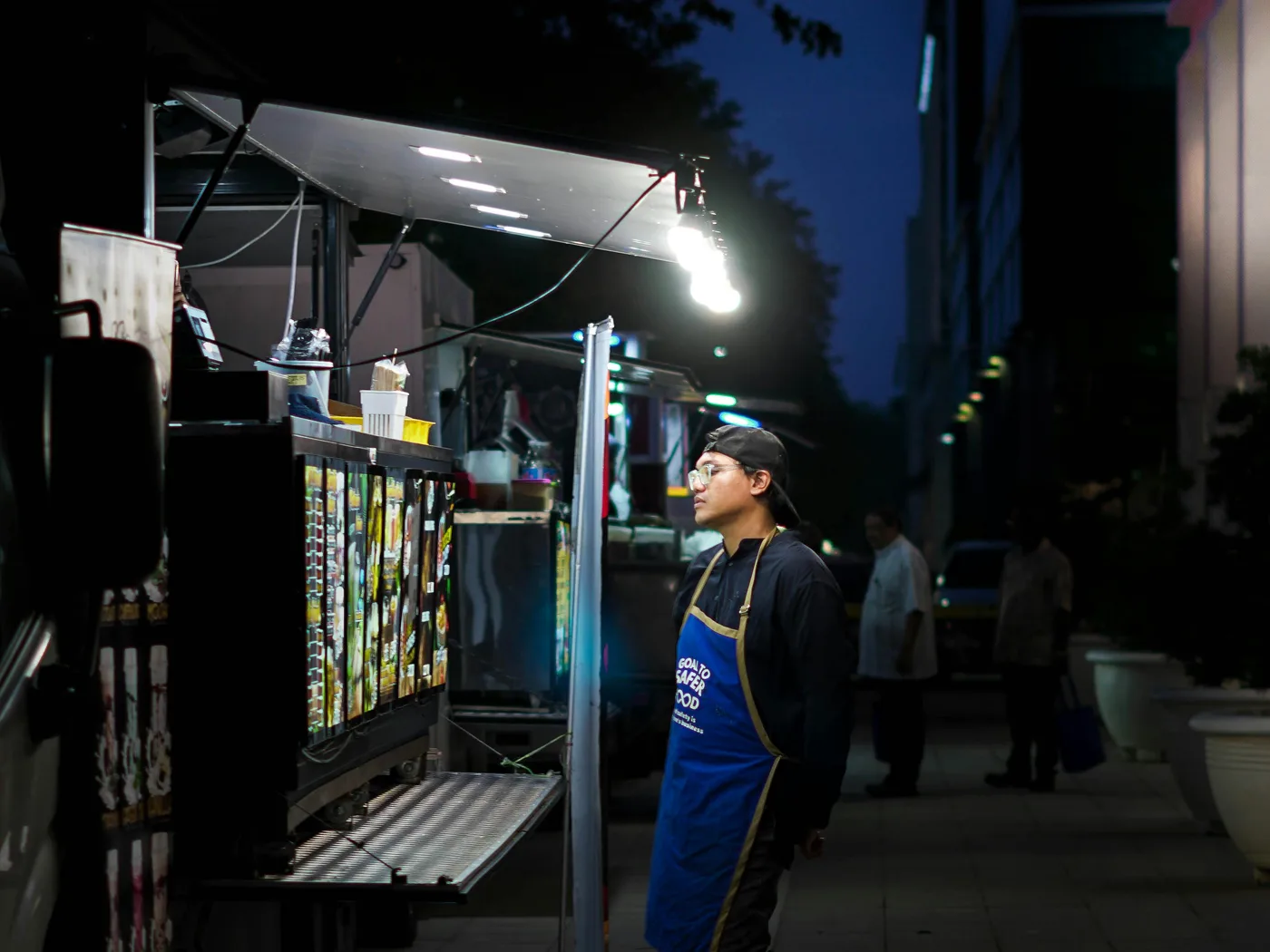 Cuisinier devant le truck