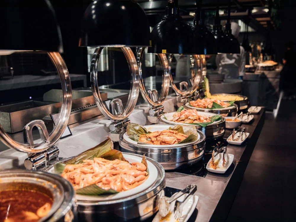 Buffet en libre choix — cloches argentées