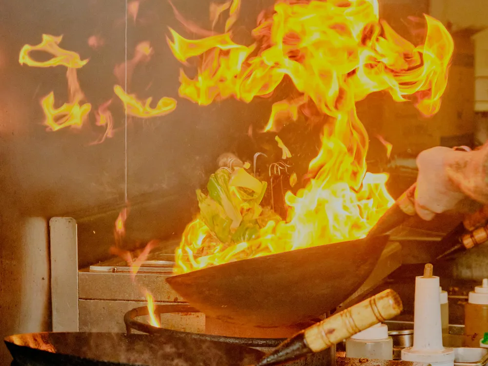 Wok flambé en cuisine